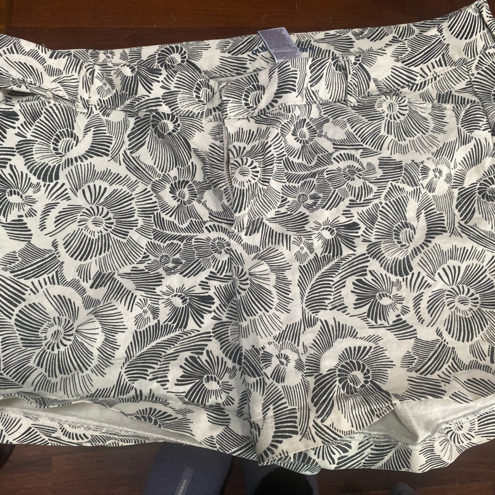 Old Navy Black and White Floral Women Shorts
